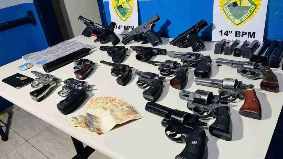 POLÍCIA MILITAR APREENDE ARSENAL E MEDICAMENTOS CONTRABANDEADOS EM FOZ DO IGUAÇU