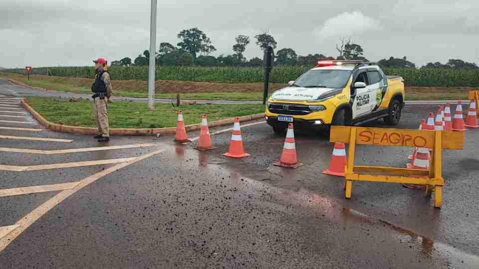POLÍCIA RODOVIÁRIA REFORÇA FISCALIZAÇÃO NO OESTE DO PARANÁ DURANTE CHUVAS
