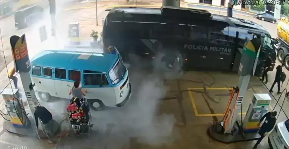 POLICIAIS DO BPFRON EVITAM TRAGÉDIA DURANTE INCÊNDIO EM POSTO DE COMBUSTÍVEIS