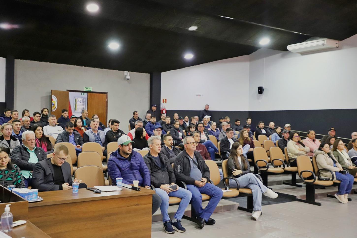 PREFEITO APRESENTA PROGRAMAS “NOTA PREMIADA” E “IPTU PREMIADO” DURANTE SESSÃO NA CÂMARA DE ITAIPULÂNDIA