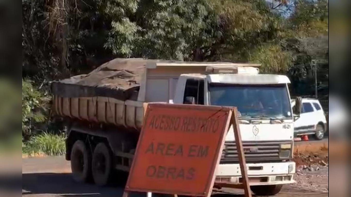 PRF FLAGRA CAMINHÕES CAÇAMBA COM IRREGULARIDADES EM FOZ DO IGUAÇU