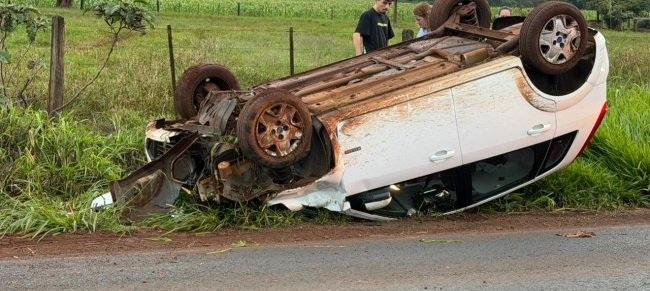 VEÍCULO COM MÃE E FILHOS CAPOTA APÓS MOTORISTA TENTAR EVITAR BATIDA FRONTAL EM SANTA HELENA
