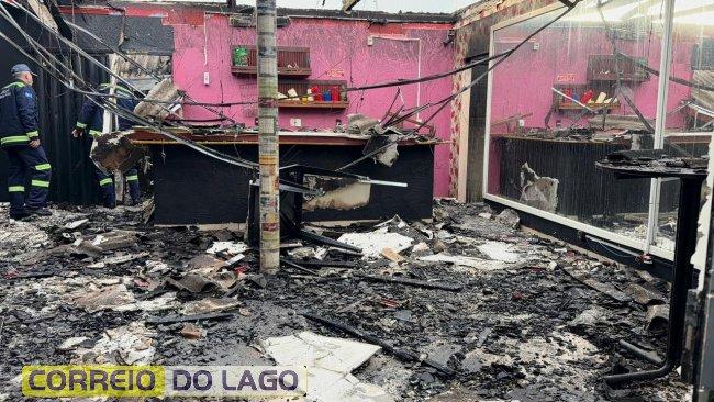 BOATE É DESTRUÍDA POR INCÊNDIO DE GRANDES PROPORÇÕES DURANTE A MADRUGADA EM SANTA HELENA