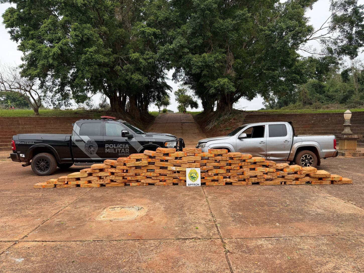 BPFRON APREENDE EM SANTA HELENA MAIS DE 1,2 TONELADA DE MACONHA E RECUPERA CAMINHONETE ROUBADA