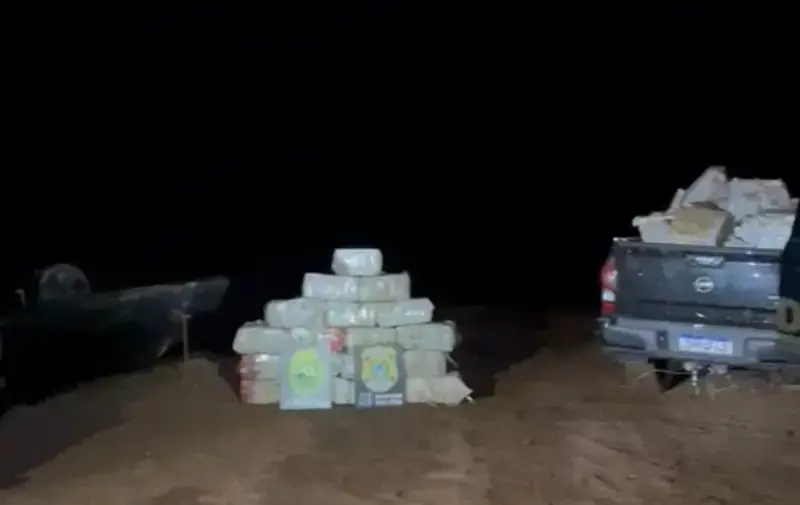 BPFRON E POLÍCIA FEDERAL APREENDEM MAIS DE 1,2 TONELADA DE MACONHA EM SANTA HELENA