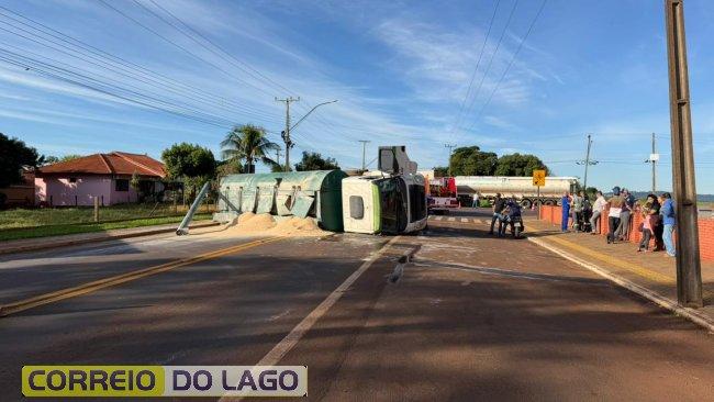 CAMINHÃO CARREGADO COM RAÇÃO TOMBA NA PR-495 E INTERDITA VIA EM SANTA HELENA