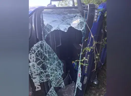 CAMINHÃO COM 20 TONELADAS DE OVOS CONGELADOS TOMBA NA “GARGANTA DO DIABO” E MOTORISTA FICA GRAVEMENTE FERIDA