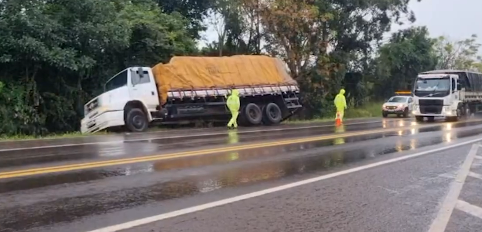 CAMINHÃO SAI DA PISTA E QUASE TOMBA NA BR-369 EM CASCAVEL