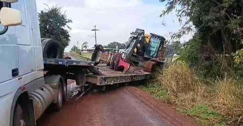 CARRETA COM MÁQUINA DE 25 TONELADAS FICA PRESA EM BARRANCO E INTERDITA ESTRADA RURAL EM TOLEDO