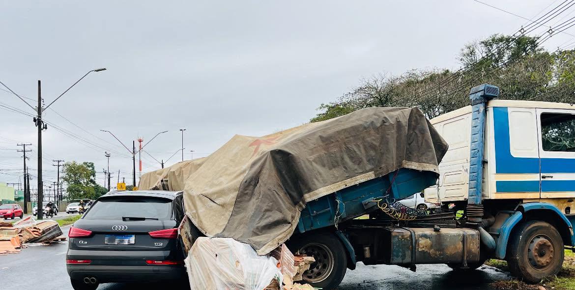 CARRETA PERDE OS FREIOS E ATINGE VEÍCULOS NA SUBIDA DA TANCREDO NEVES, EM FOZ DO IGUAÇU