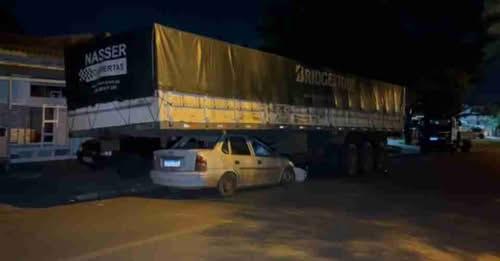 CARRO FICA EMBAIXO DE CARRETA E MOTORISTA SAI ILESO EM CASCAVEL