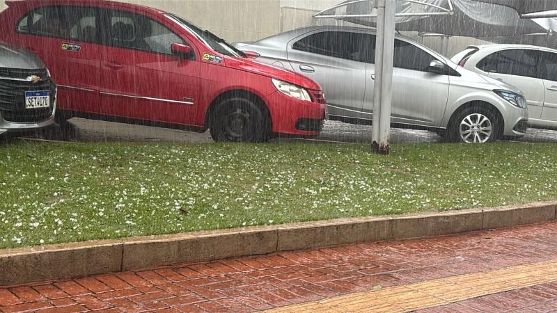 CHUVA DE GRANIZO SURPREENDE MORADORES E MOBILIZA MOTORISTAS EM SÃO MIGUEL DO IGUAÇU