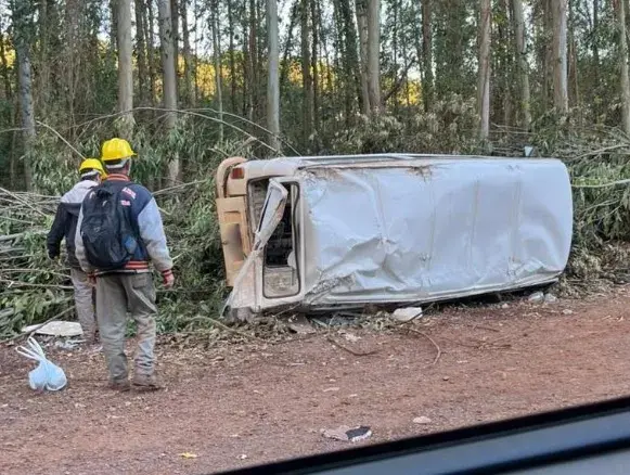 COLISÃO ENTRE KOMBI E CAMINHÃO TERMINA EM CAPOTAMENTO NA BR-163, ENTRE MERCEDES E GUAÍRA