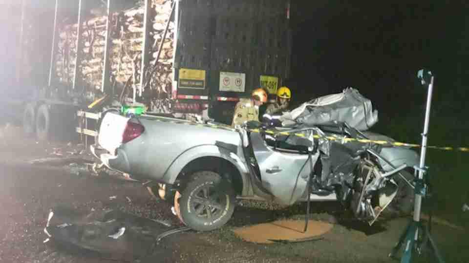 DUAS PESSOAS MORREM E OUTRAS DUAS FICAM FERIDAS EM GRAVE ACIDENTE NA PR-160