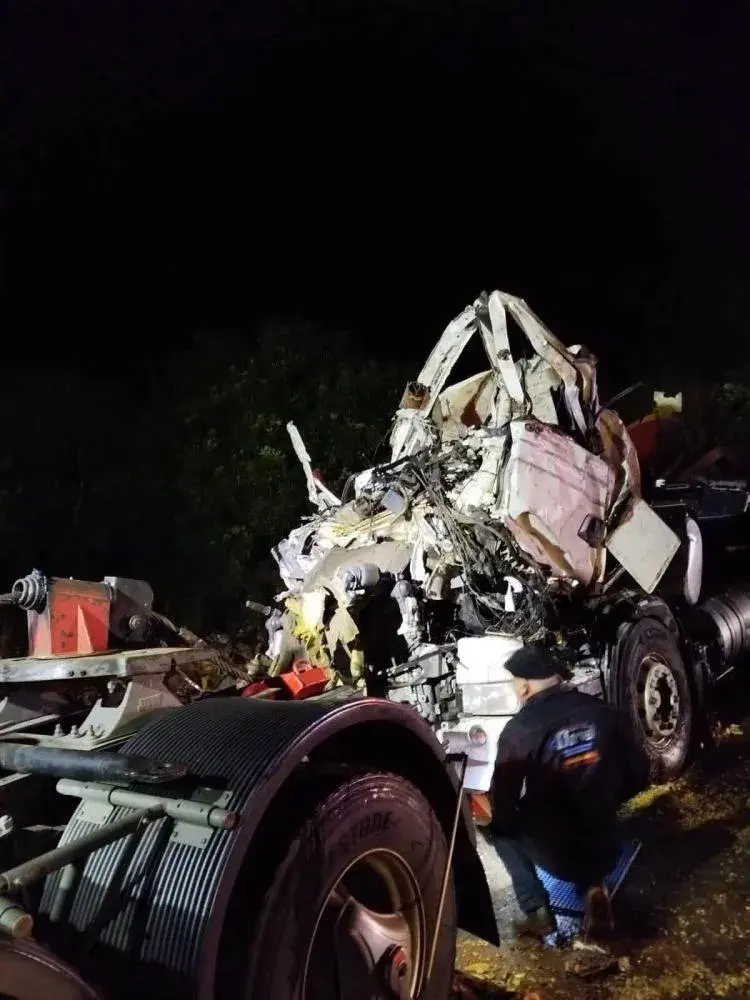DUAS PESSOAS MORREM EM COLISÃO FRONTAL ENTRE CARRETAS NA BR-163, EM CAPANEMA