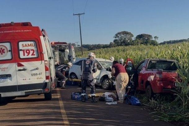 GRAVÍSSIMO ACIDENTE FRONTAL DEIXA QUATRO FERIDOS NO INTERIOR DE SANTA HELENA