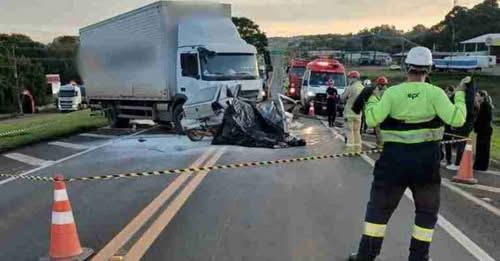 GRAVÍSSIMO! TRÊS PESSOAS MORREM EM BATIDA ENTRE CARRO E CAMINHÃO NA BR-277