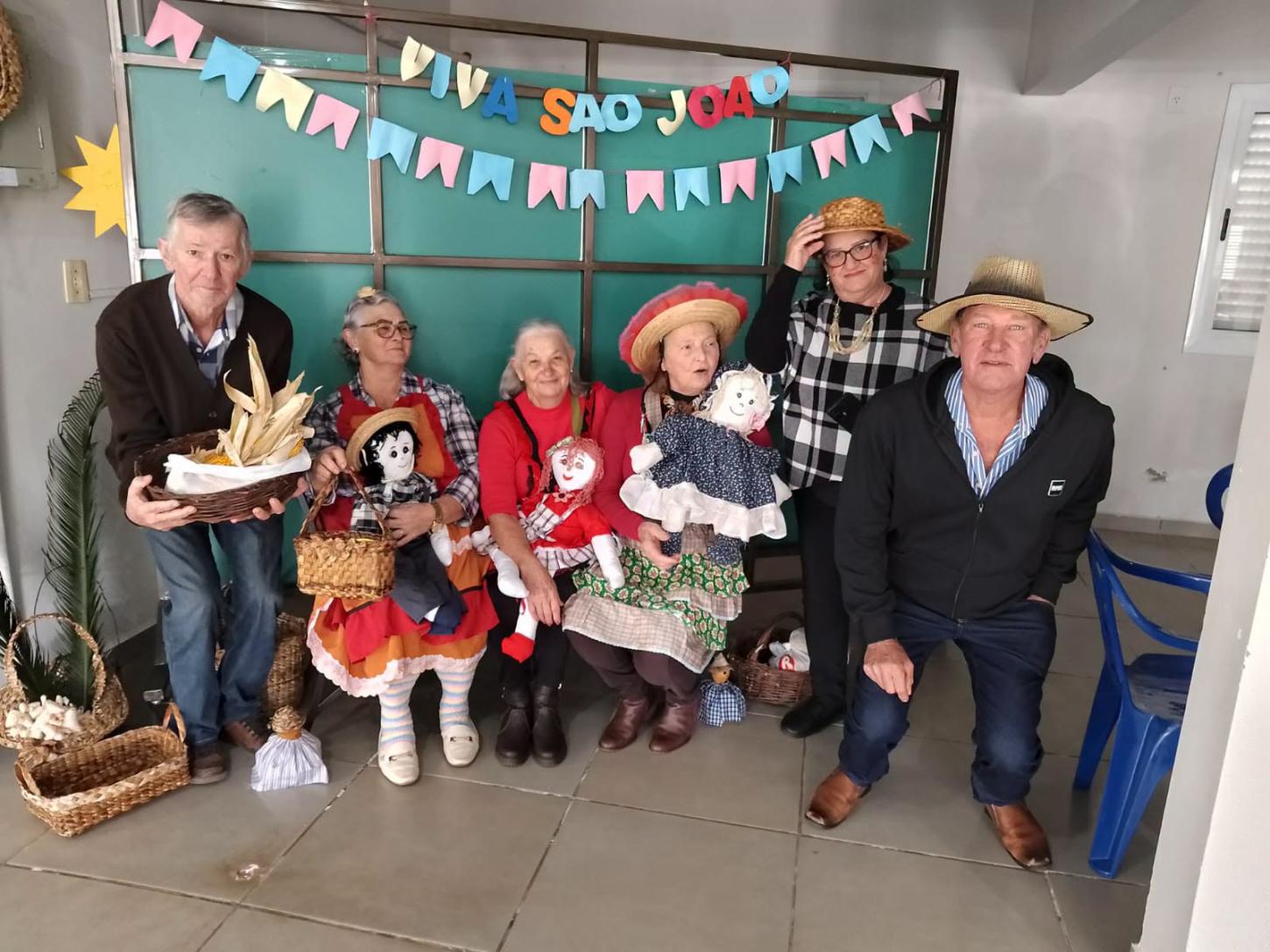 IDOSOS DE MISSAL CELEBRAM FESTAS JUNINAS COM MUITA ANIMAÇÃO