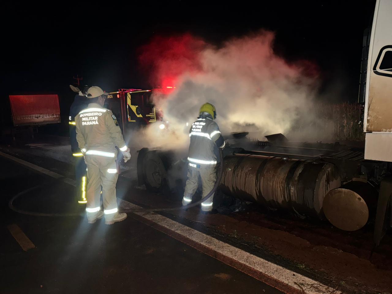 INCÊNDIO ATINGE CAMINHÃO NA PR-495 EM SANTA HELENA E MOTORISTA EVITA DANOS MAIORES