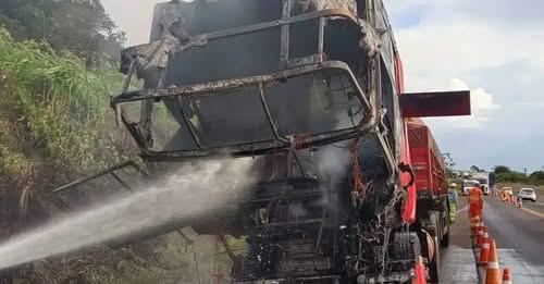 INCÊNDIO DESTRÓI CABINE DE CAMINHÃO NA BR-163
