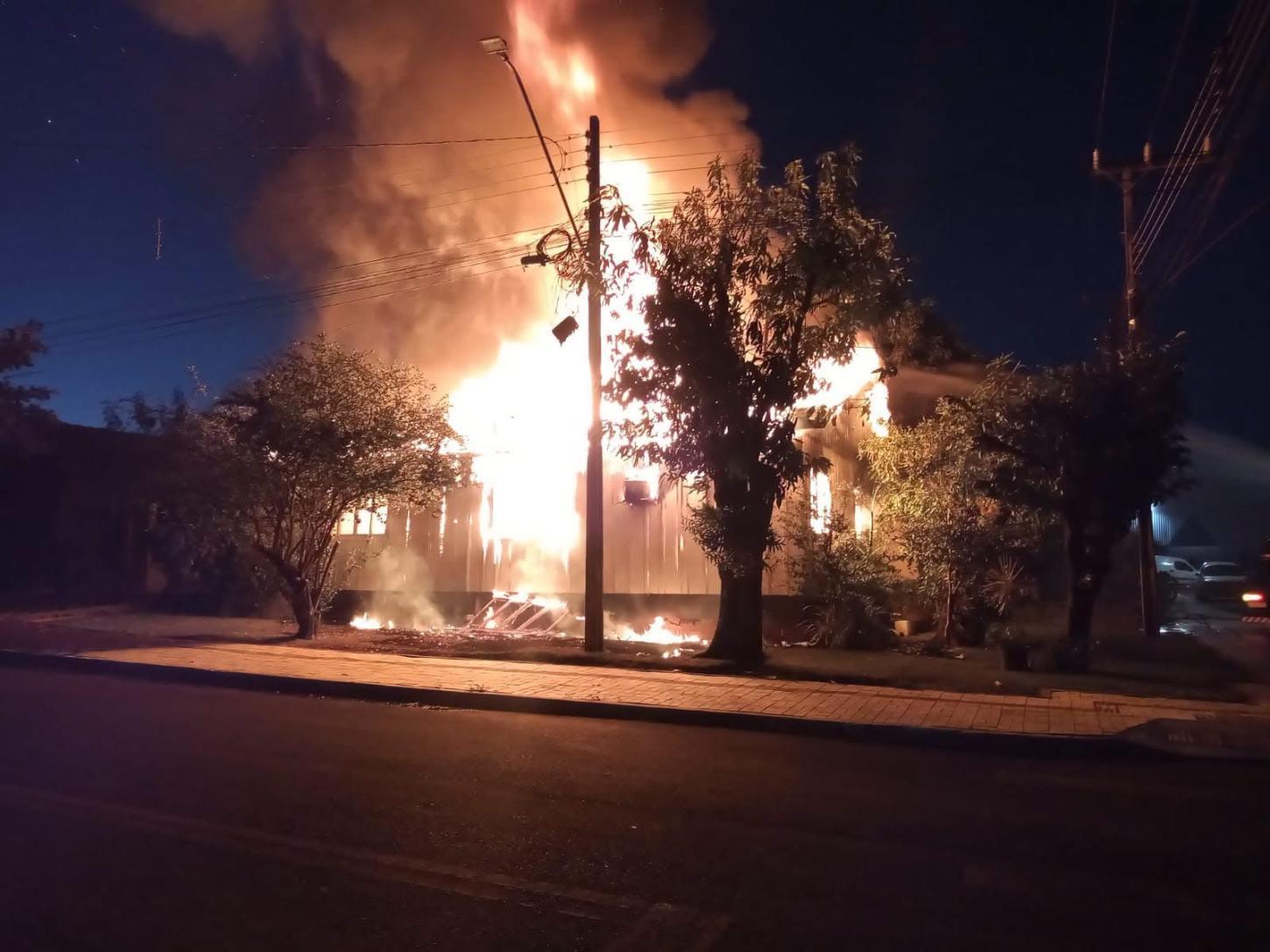 INCÊNDIO DESTRÓI CASA DE MADEIRA EM ENTRE RIOS DO OESTE