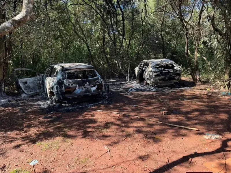 ITAIPULÂNDIA - CARROS SÃO ENCONTRADOS QUEIMADOS ÀS MARGENS DO LAGO DE ITAIPU E PODEM ESTAR LIGADOS A MEGA ASSALTO NO PARAGUAI