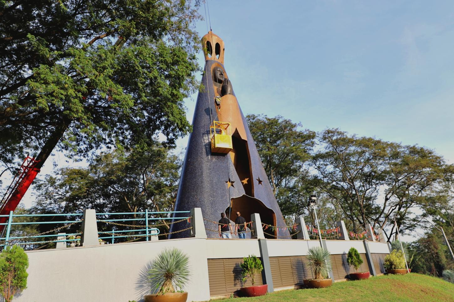 MONUMENTO DE NOSSA SENHORA APARECIDA RECEBE SERVIÇOS DE LIMPEZA E CONSERVAÇÃO EM ITAIPULÂNDIA
