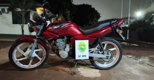 MOTOCICLETA É APREENDIDA APÓS CONDUTOR SER FLAGRADO SEM CAPACETE EM MEDIANEIRA