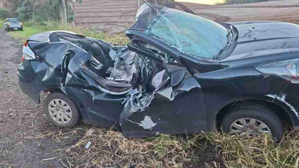 MOTORISTA FICA FERIDO APÓS BATER CONTRA ÁRVORE NA BR-158 E É SOCORRIDO POR BOMBEIROS QUE PASSAVAM PELO LOCAL