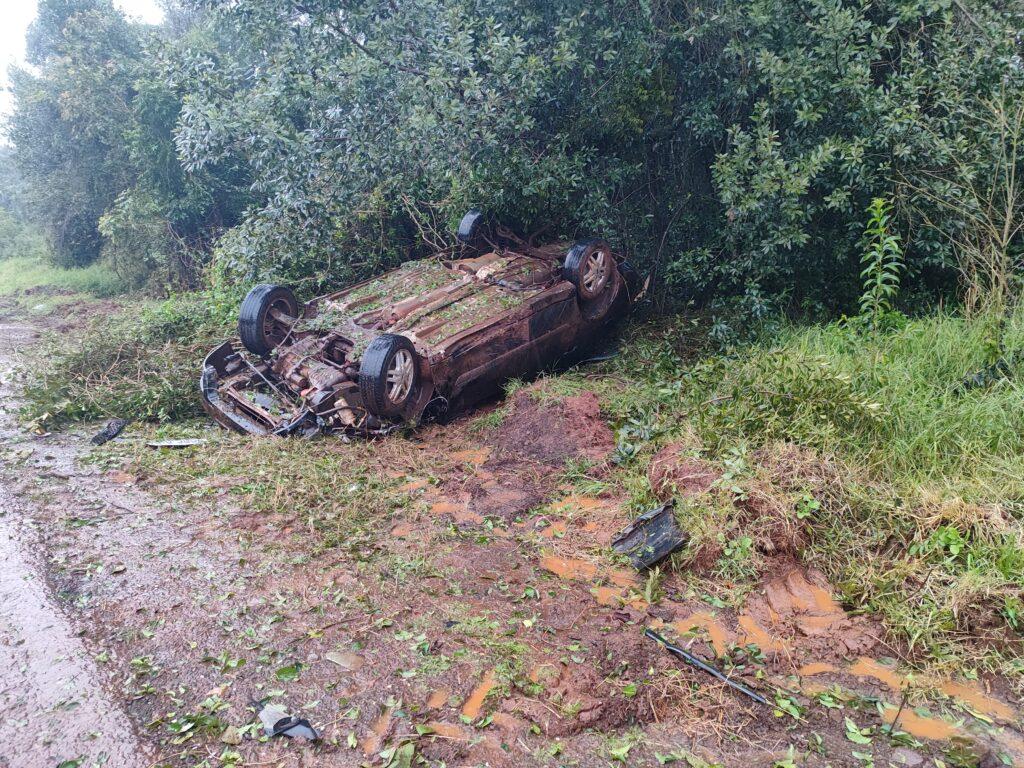 MOTORISTA FICA FERIDO APÓS CAPOTAMENTO NA PR-475