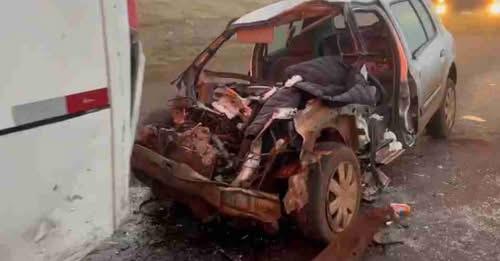 MOTORISTA FICA PRESO ÀS FERRAGENS APÓS BATER NA TRASEIRA DE ÔNIBUS NA BR-467
