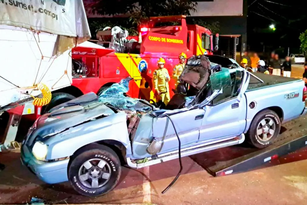 MOTORISTA FICA PRESO ÀS FERRAGENS APÓS COLISÃO ENTRE CAMINHONETE E CAMINHÃO ESTACIONADO EM CASCAVEL