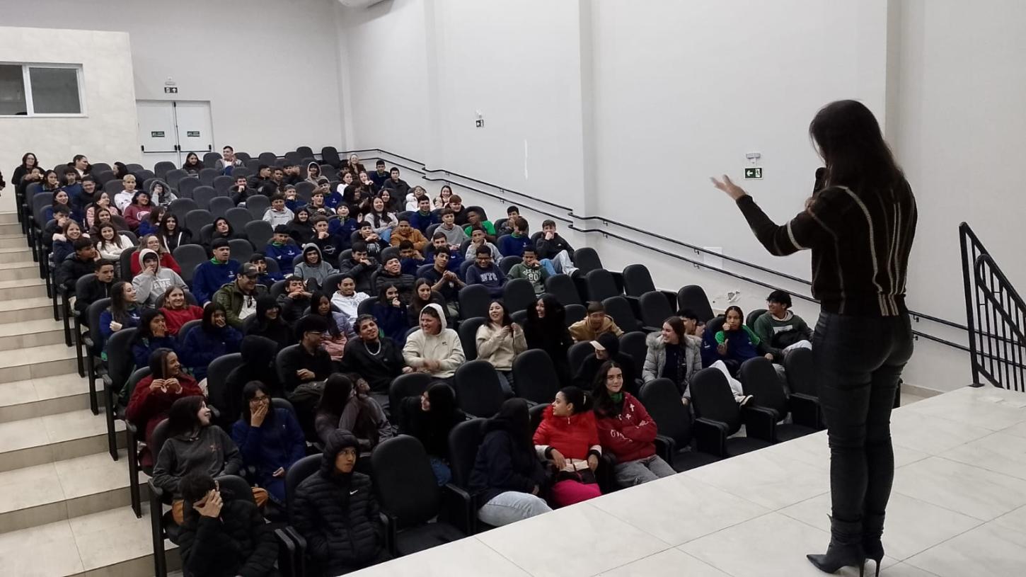 PALESTRA SOBRE PREVENÇÃO ÀS DROGAS CONSCIENTIZA ESTUDANTES DO COLÉGIO COSTA E SILVA EM ITAIPULÂNDIA
