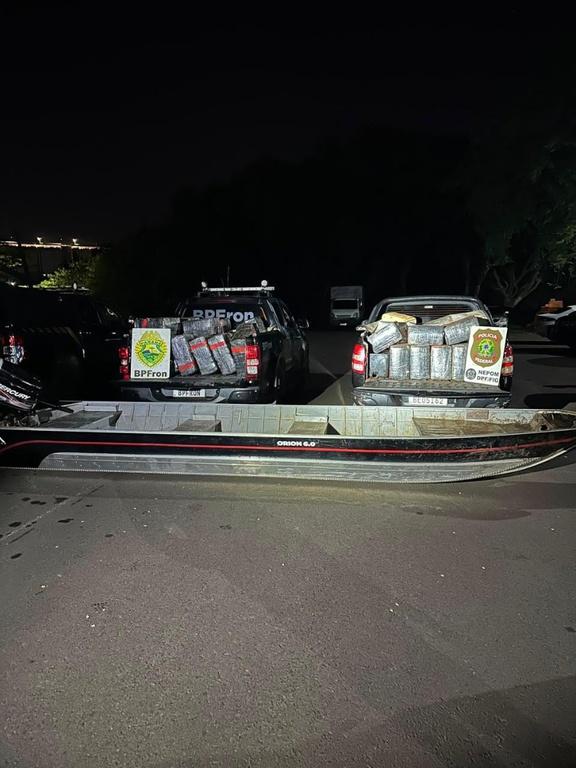 PF E PM APREENDEM MAIS DE UMA TONELADA DE MACONHA EM EMBARCAÇÃO NO RIO PARANÁ, EM FOZ DO IGUAÇU