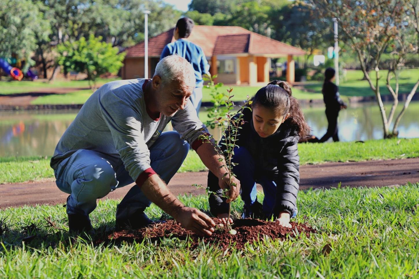 PLANTIO DE MUDAS MARCA COMEMORAÇÃO AO DIA MUNDIAL DO MEIO AMBIENTE EM ITAIPULÂNDIA