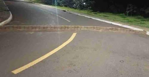 POR ESTAR ENTEDIADO, JOVEM RETIRA PAVERS E MONTA BARREIRA EM RUA DE CASCAVEL