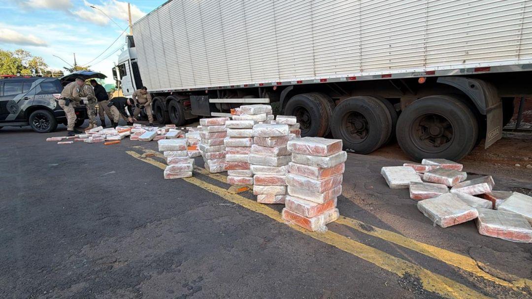 PRF APREENDE 2,7 TONELADAS DE MACONHA ESCONDIDAS EM CAMINHÃO NA BR-163