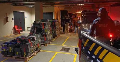PRF APREENDE MAIS DE 4 TONELADAS DE DROGAS ESCONDIDAS EM CARGA DE MILHO EM GUAÍRA