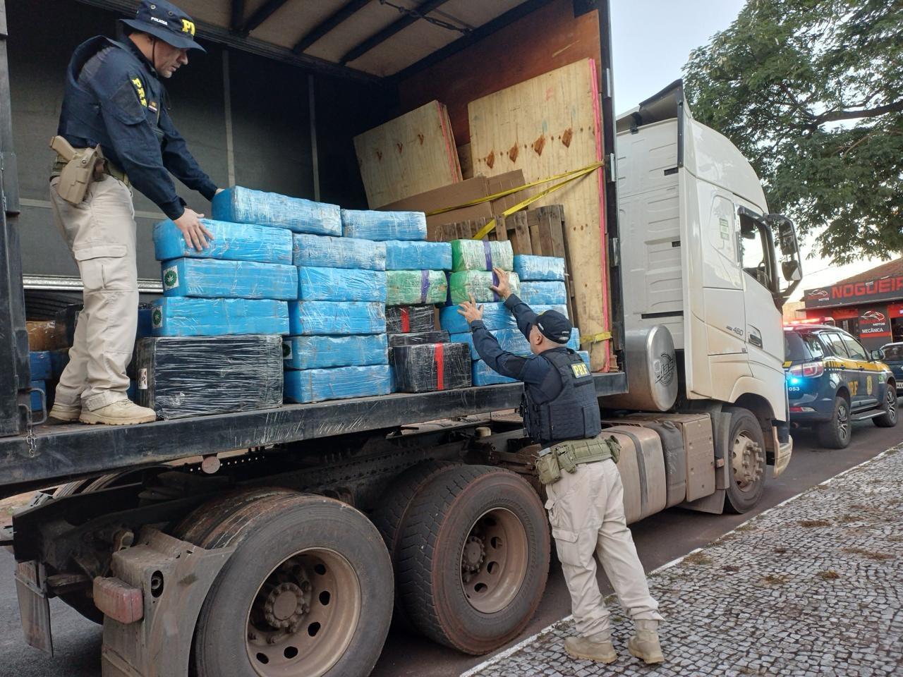 PRF PRENDE CAMINHONEIRO DROGADO E APREENDE QUASE 2 TONELADAS DE MACONHA EM MARECHAL CÂNDIDO RONDON