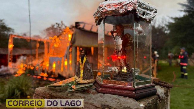 RESIDÊNCIA É CONSUMIDA POR INCÊNDIO DE GRANDES PROPORÇÕES NO DISTRITO DE MORENINHA, EM SANTA HELENA