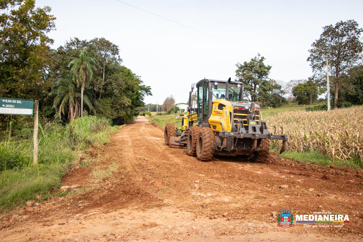 SECRETARIA DE AGRICULTURA CONCLUI MELHORIAS EM ESTRADA RURAL DA LINHA OURO VERDE, EM MEDIANEIRA