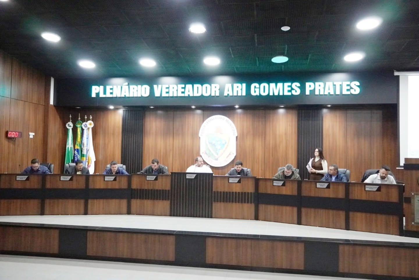 SESSÃO DA CÂMARA APROVA PROJETOS E INICIA ANÁLISE DE INCENTIVOS À INSTALAÇÃO DE INDÚSTRIAS EM ITAIPULÂNDIA