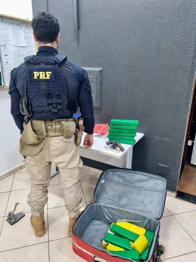 STI: PRF APREENDE 14 QUILOS DE MACONHA E REVÓLVER EM ÔNIBUS NA BR-277