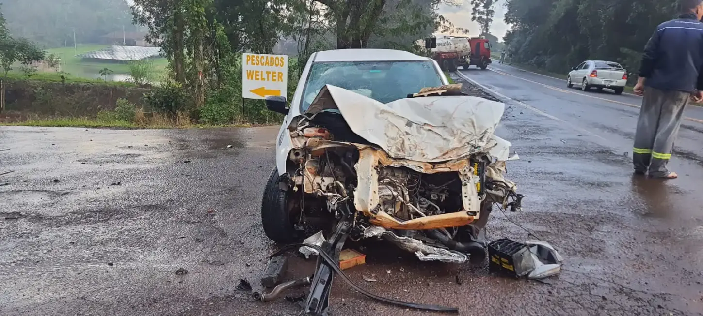 ACIDENTE ENTRE CARRO E CAMINHÃO DEIXA QUATRO FERIDOS NA PR-497, EM MISSAL
