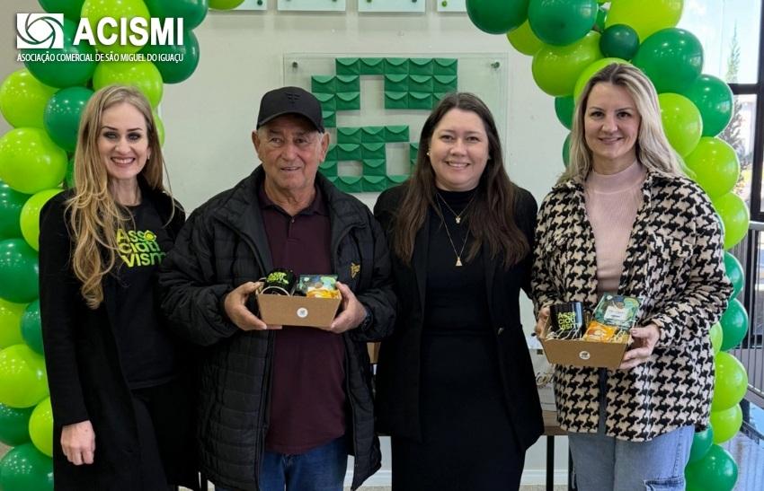 ACISMI RECEBE NO DIA DO ASSOCIATIVISMO O PREFEITO MUNICIPAL E PRESIDENTE DA CÂMARA