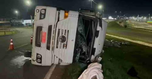 CAMINHÃO CARREGADO COM FRANGO CONGELADO TOMBA NO TREVO CATARATAS, EM CASCAVEL