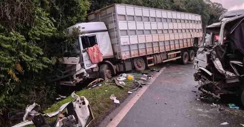 CAMINHÃO DE SÃO MIGUEL DO IGUAÇU SE ENVOLVE EM COLISÃO COM OUTROS VEÍCULOS E DEIXA PISTA INTERDITADA