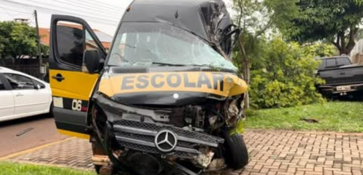 COLISÃO ENTRE VAN ESCOLAR E SUV DEIXA IDOSO FERIDO EM SANTA HELENA