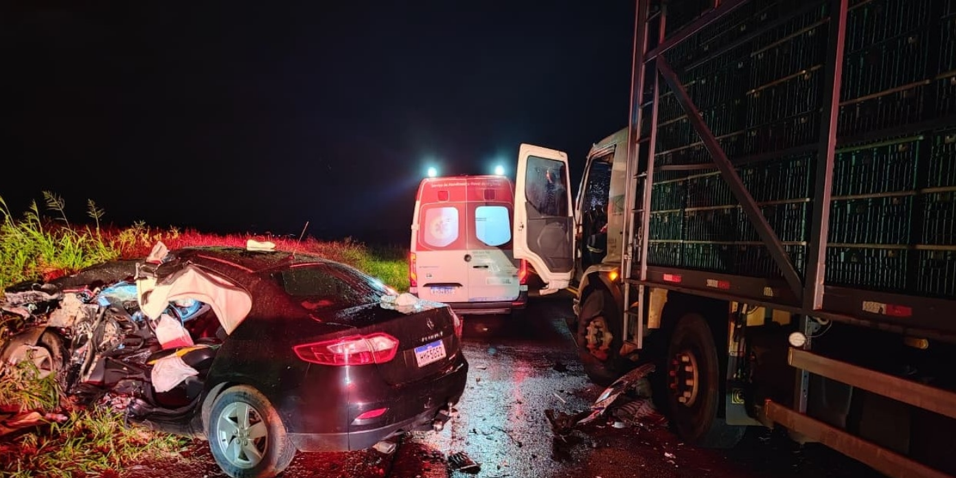 COLISÃO FRONTAL NA PR-497 DEIXA MOTORISTA GRAVEMENTE FERIDO EM ITAIPULÂNDIA