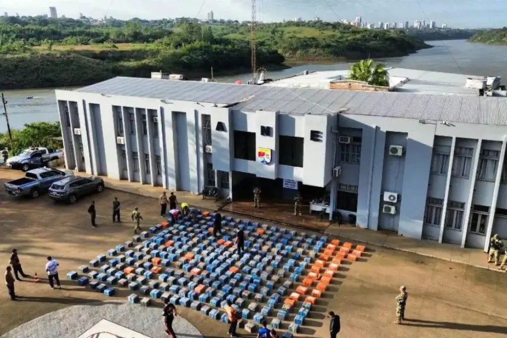 FORÇAS DE SEGURANÇA DO PARAGUAI APREENDEM QUASE 7 TONELADAS DE MACONHA ÀS MARGENS DO LAGO DE ITAIPU